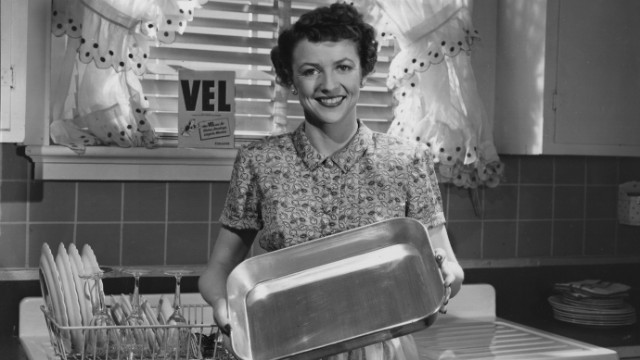 circa 1960:  An American housewife demonstrates the cleaning power of 'Vel' detergent for a TV advert.  (Photo by Hulton Archive/Getty Images)