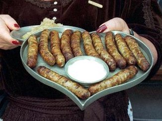 A dozen Nürnberger Rostbratwurst on a heart-shaped pewter serving plate (© picture-alliance / dpa )